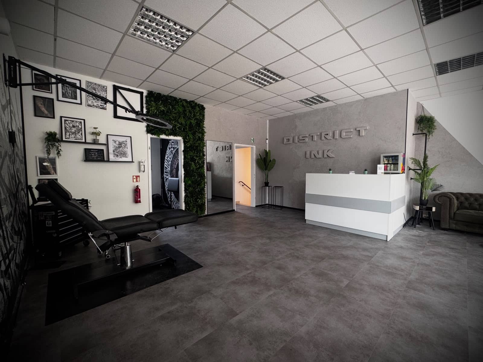 Empfangsbereich von District Ink 47 mit Studio-Logo